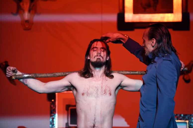 Klemen Janežič in Marko Mandić v predstavi V imenu matere
