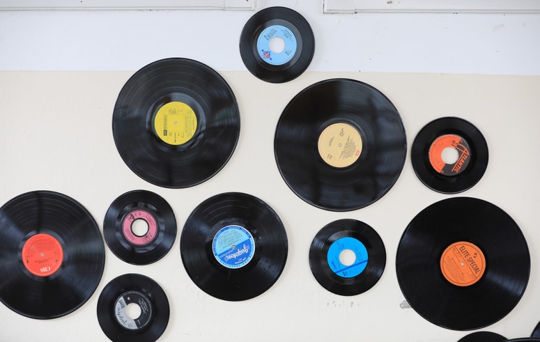 Glavna fotografija članka:Vinilke, kasete in aparati