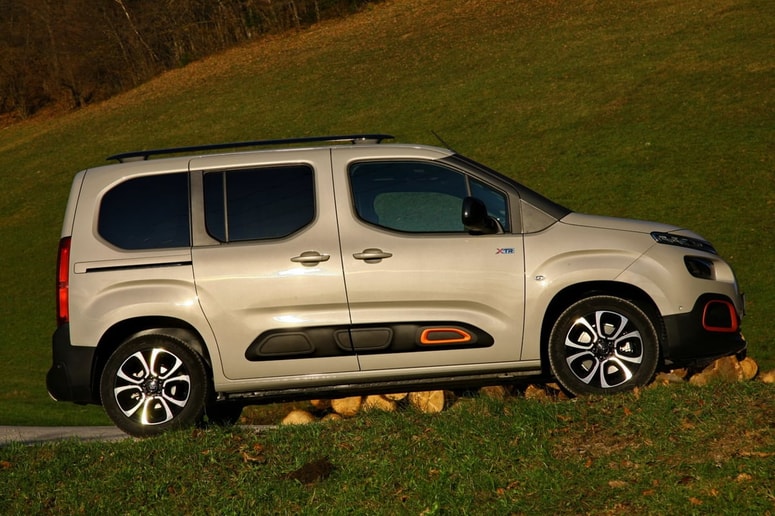 Citroën berlingo je v sorodu s peugeot rifterjem in v zadnjem času tudi z oplom combom. Uporabnost oziroma praktičnost je tukaj zapisana z veliko začetnico.