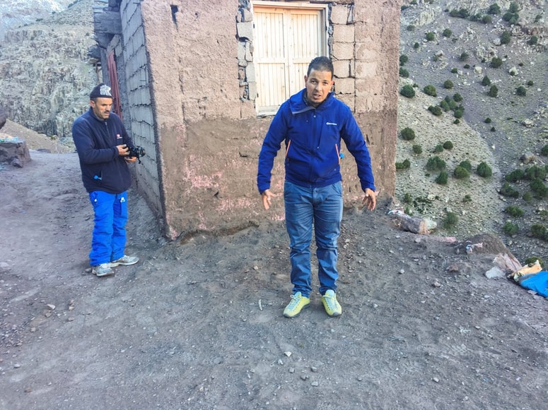 Vodič Rašid kaže, kje je ležalo eno izmed trupel ubitih mladih Skandinavk. 