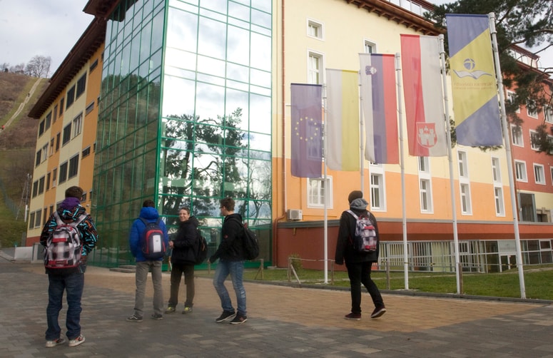 Na mariborski škofiski gimnaziji A. M. Slomška so letos štirje zlati maturanti