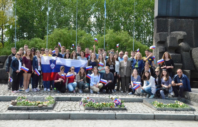 Slovenski dijaki pri spomeniku v Auschwitzu