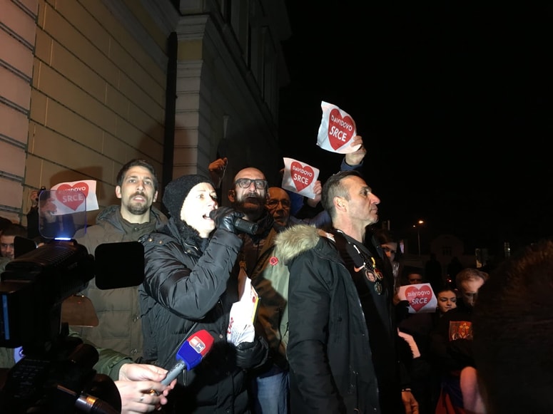 Mama Suzana Radanović in oče Davor Dragičević ubitega 21-letnika Davida Dragičevića na shodu 26. decembra v Banjaluki po prvih aretacijah članov skupine Pravica za Davida na božični dan.