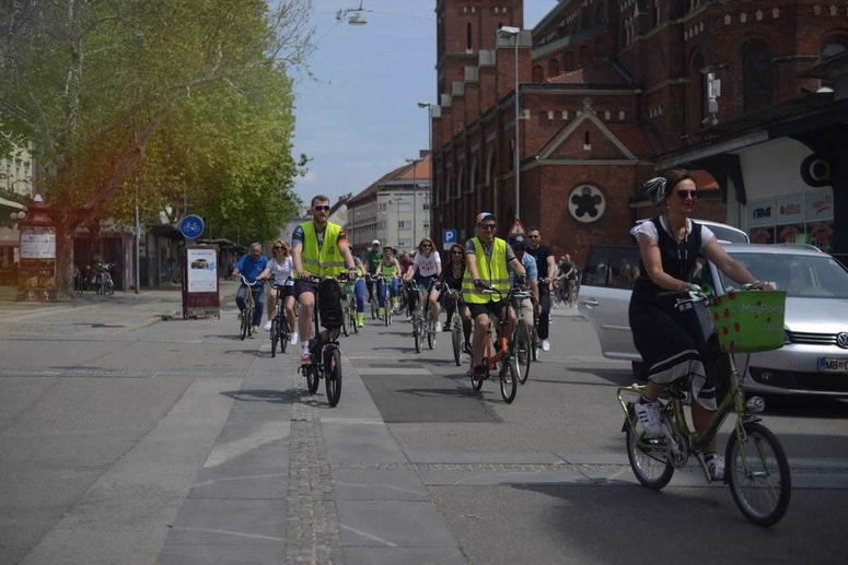 Utrinek s kolesarske parade leta 2019, desno Biljana Brodnjak
