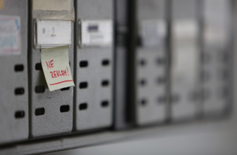 Najprej pride eno pismo, nato drugo, dokler ne ugotoviš, da pri tebi uradno živi nekdo, ki ga sploh ne poznaš. 