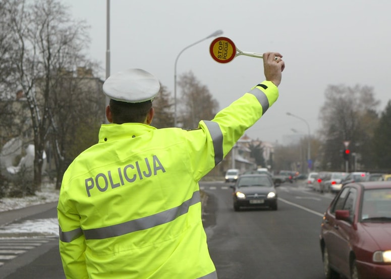Glavna fotografija članka:Voznika audija na begu ustavila šele policijska blokada z avtom