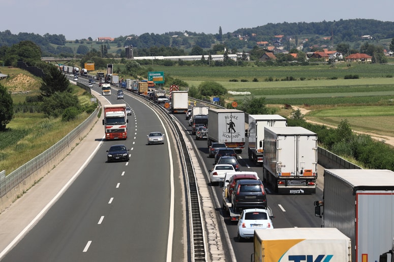 Glavna fotografija članka:​Ministrstvo podprlo predlog za podražitev e-vinjet, kaj bo storila vlada?