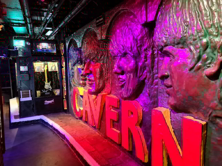 The Cavern Club je danes precej prilagojen pričakovanjem turistov, a vonj po kleti ostaja avtentičen. 