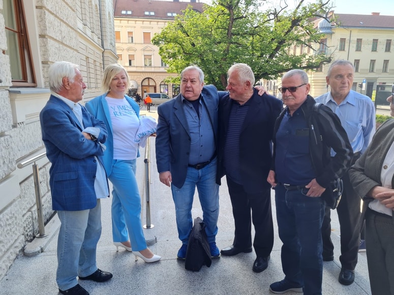 Pred začetkom naroka so se pred sodiščem zbrali (od leve) toženi Ciril Brajer, Barbara Furjan, odvetnik Edvard Bavcon, Barbarin oče Ivan Furjan in toženi Avgust Cvetežar. 