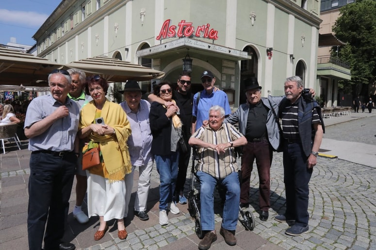 Akterji Ezl eka (od leve): Herbert Jurič, Maksimiljan Muhič, Nada Ravter, Niko Gorjanc, Irena Geržina, Vili Rozman, Drago Šauperl, Smiljan Pušenjak in Božo Šega Hlapič 