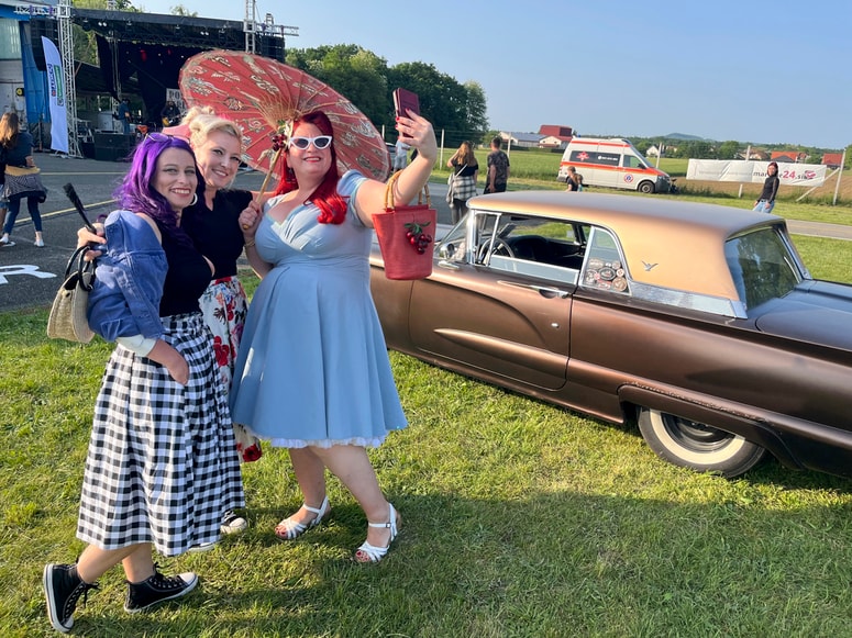 Glavna fotografija članka:(FOTO) Ameriški avtomobili, rock'n'roll in pin-up-dekleta zasedli mariborsko športno letališče