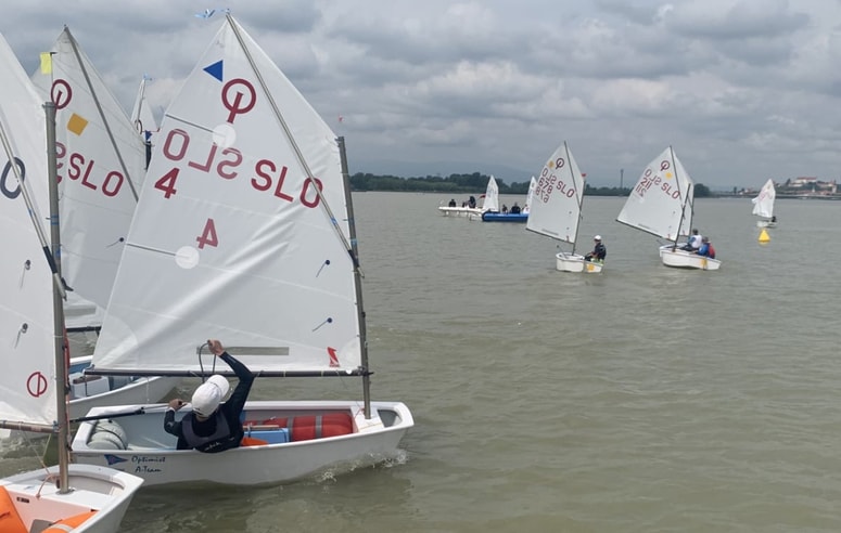 Od treh dni tekmovanja so jadrali le dva, enkrat pa na obali čakali na veter. 