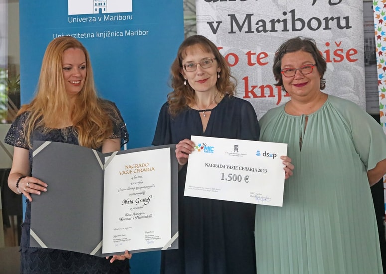 Nadi Grošelj sta nagrado Vasje Cerarja podelili predsednica Društva književnih prevajalcev Slovenije Tanja Petrič (levo) in direktorica Mladinskega kulturnega centra Maribor Manja Guček. (desno). 