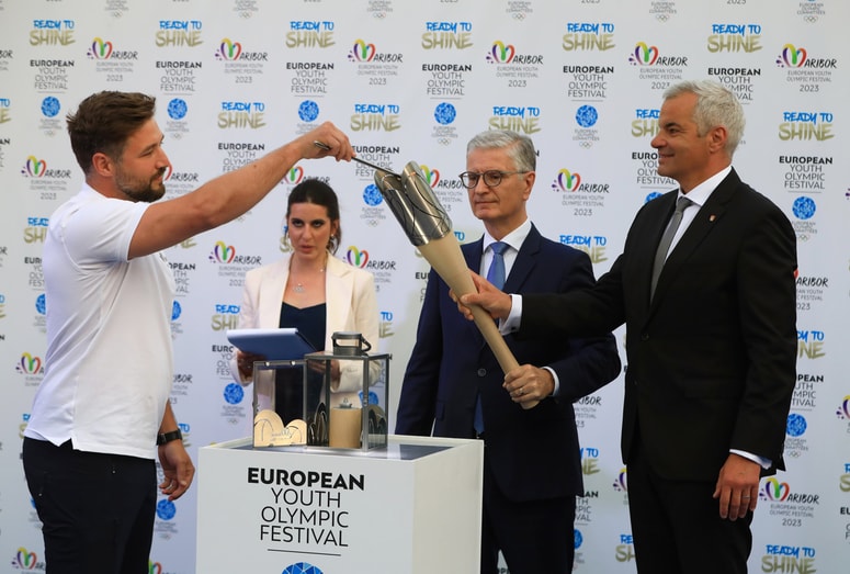 Plamen je v lanterno prenesel Filip Flisar. 