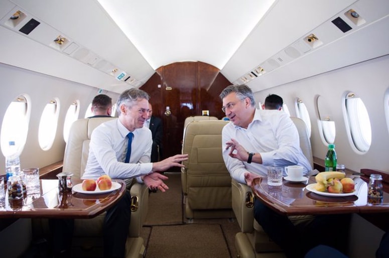 Glavna fotografija članka:(FOTO) Golob na hrvaškem ali Plenković na slovenskem letalu?
