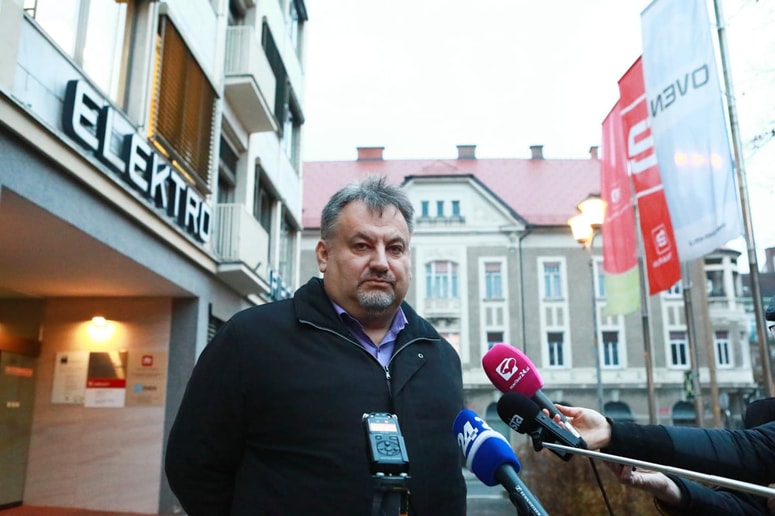Novembra 2021 je Jože Hebar, danes že nekdanji predsednik uprave Elektra Maribor, odpustil dolgoletnega prvega moža družbe Borisa Soviča. Ta zato terja 145 tisoč evrov odškodnine. 