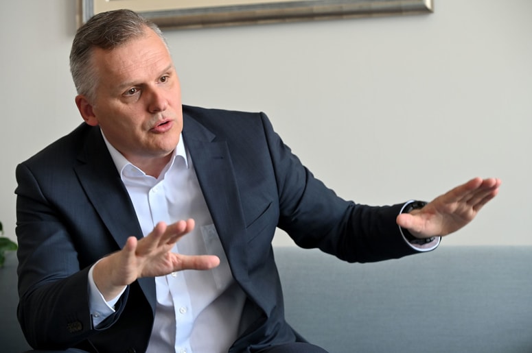 Bojan Kumer: "Želimo, da je investicijski potencial distribucijskih podjetij usmerjen v prave točke, da bodo lahko državljani svoj lastni denar investirali v sončne elektrarne, toplotne črpalke in električne polnilnice, to je naše poslanstvo." 