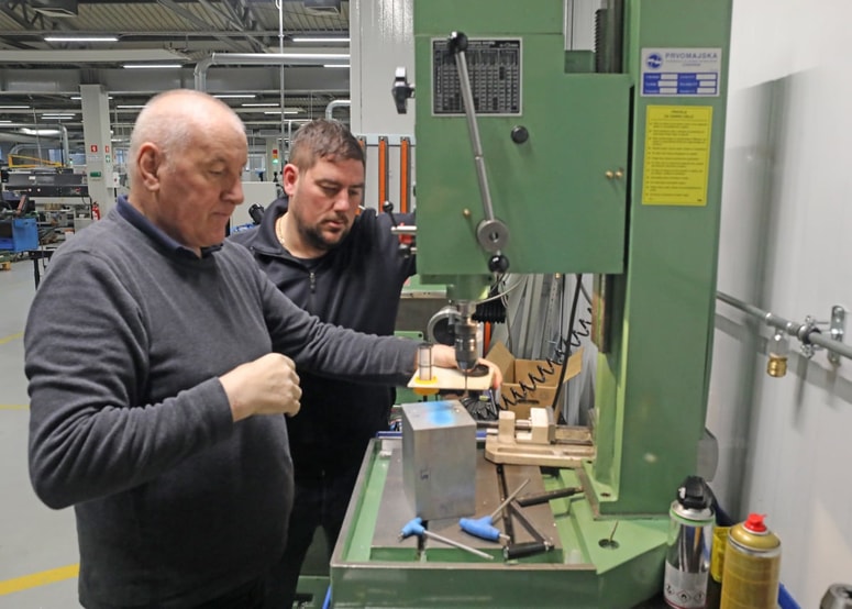 Jožef Fratar med delom v proizvodnji domačega podjetja