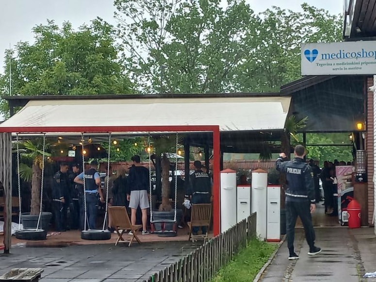 Po streljanju v lokalu je storilec pobegnil. 