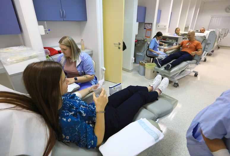 Krvodajalskih akcij se redno udeležujemo tudi večerovci. 