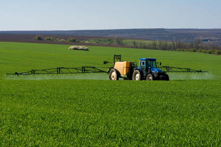 Moški je padel pod traktor. 