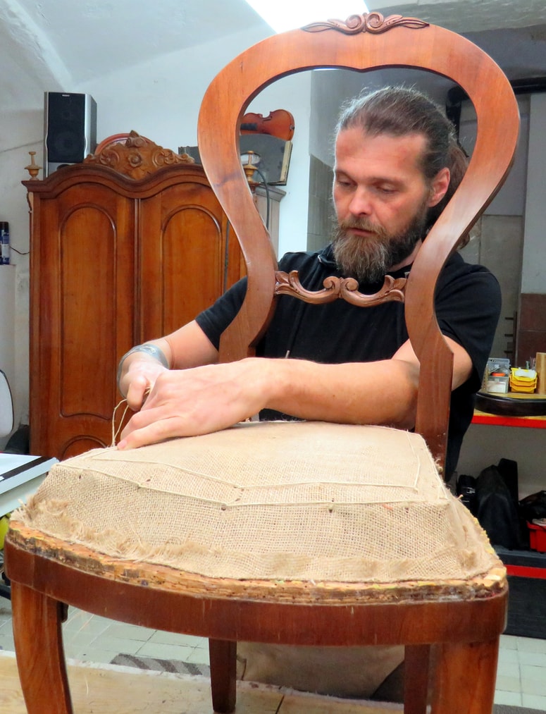 Glavna fotografija članka:Tapetnik, ki bere Platona