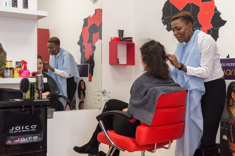 Glavna fotografija članka:(FOTO in VIDEO) Na obisku pri Kim Camara: V Šiški je odprla prvi salon pri nas za urejanje afropričesk