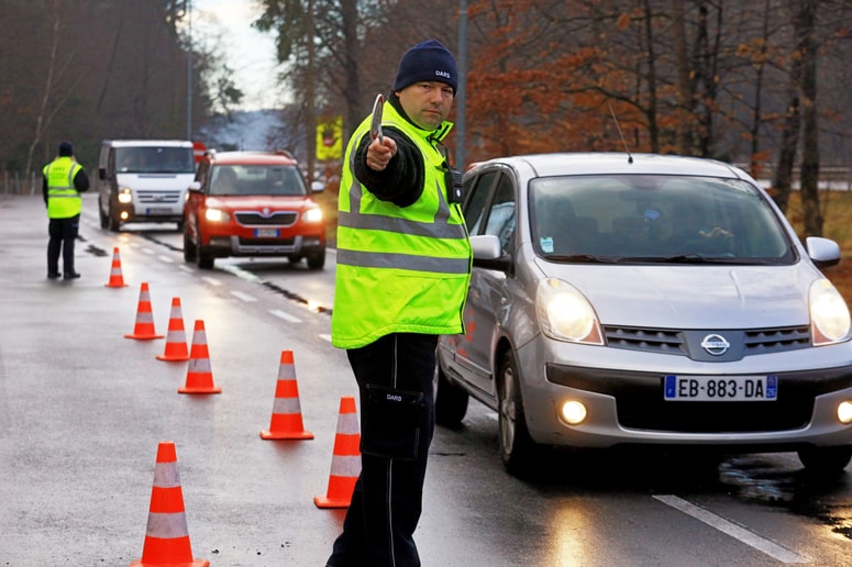 Darsovi nadzorniki so v eni uri odkrili osem voznikov, ki na vetrobranskem steklu niso imeli namešče ustrezne vinjete. 