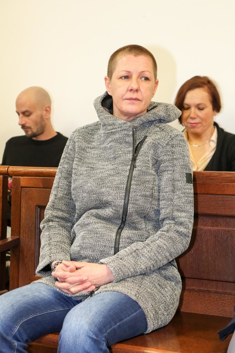 Sodnica je pri izreku sodbe upoštevala obtoženkino pomoč nemudoma po dejanju, težko otroštvo, ki je privedla do različnih odvisnosti, občutka manjvrednosti, slabe samopodobe, negotovosti... 