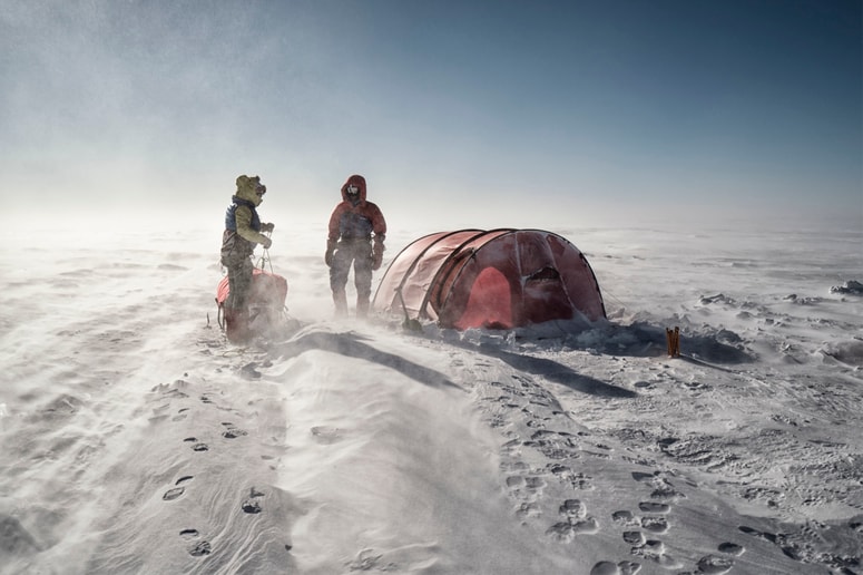 Prizor iz filma Odprava na konec sveta o osvajanju gore Spectre na Antarktiki.