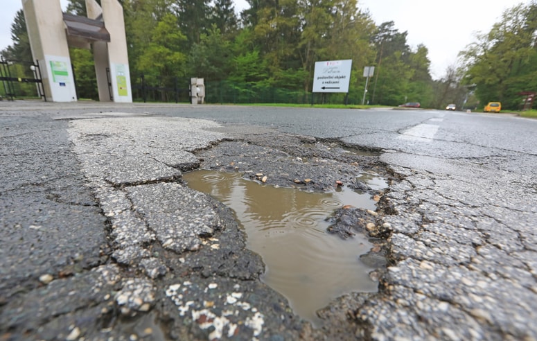Edina cesta proti pokopališču Dobrava ima mnogo razpok in večjih lukenj.