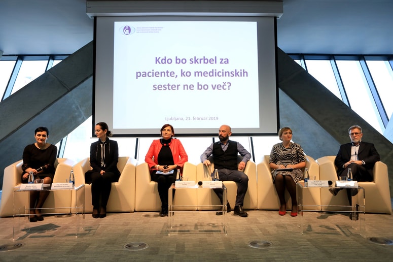 Pogovor o stanju na področju zdravstvene in babiške nege s pomenljivim naslovom Kdo bo skrbel za paciente, ko medicinskih sester ne bo več? 