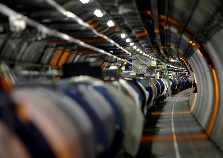 LHC je 27 kilometrov dolg tunel superprevodnih magnetov- 