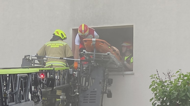 Glavna fotografija članka:(VIDEO) V Zrkovcih na delu reševalci in šest gasilskih društev: V dveh večstanovanjskih objektih ujetih več ljudi
