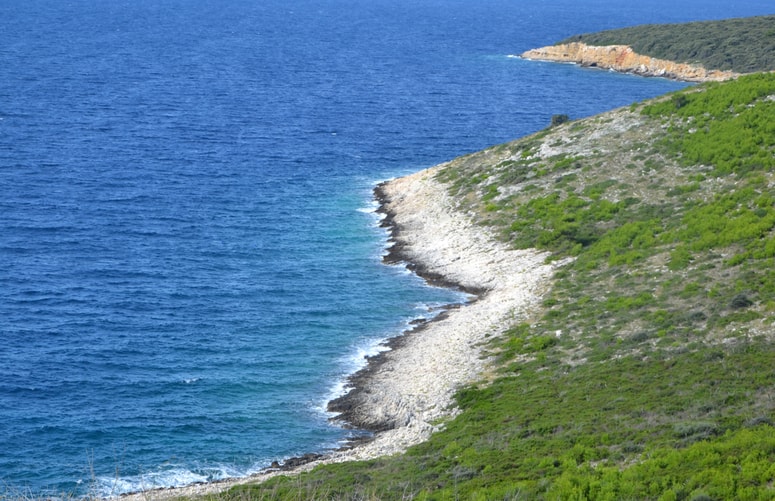 Glavna fotografija članka:Zaščitena laguna pri Premanturi že več kot dva tedna onesnažena s fekalijami