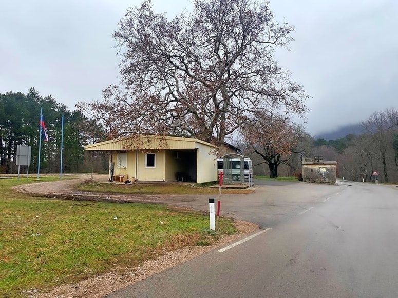 Policisti so Italijana prijeli v Rakitovcu, ko je v terenskem vozilu prevažal osem ilegalnih prebežnikov, dve iranski družini z otroki. 