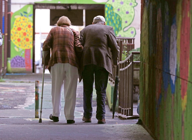 Starostniki, predvsem v zadnjih letih življenja, so na žalost vedno bolj odvisni od drugih, saj pogosto niso sposobni skrbeti zase.