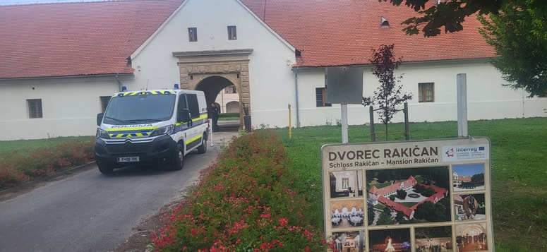 Po Pomurju se je hitro razširila novica, da so policisti in kriminalisti Policijske uprave Murska Sobota preiskovali sedež RIS Dvorec Rakičan, ki je najbolj znan po organizaciji prireditve ob noči čarovnic, in stanovanjsko hišo v Černelavcih, v kateri živi Robert Celec, direktor omenjenega javnega zavoda. 