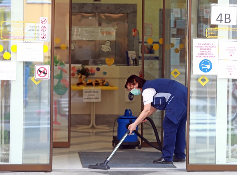 V Aktivi zanikajo, da bi imeli težave pri zagotavljanju čistilk, in pravijo, da kljub sezonskim respiratornim boleznim in posledičnim bolniškim odsotnostim na delovišču UKC Maribor zagotavljajo ustrezno število delavk.