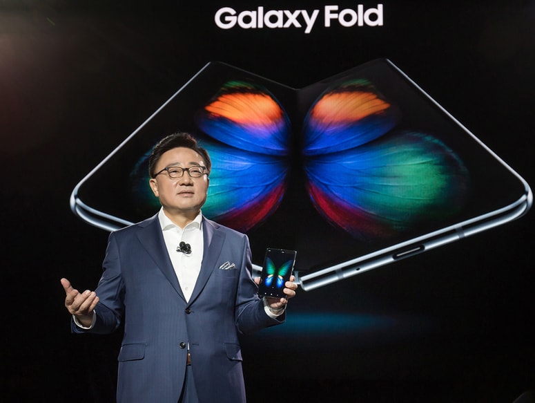 DJ Koh predstavlja Galaxy Fold. 