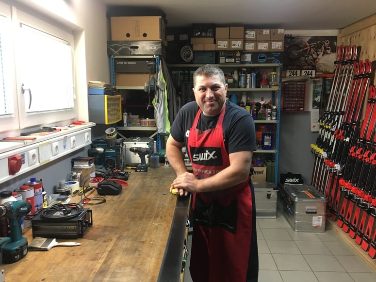 Mitja Kunc, danes trener in serviser, med pripravo smuči, ki so zložene na milimeter: "Pri nas zadaj žal ni tekmovalcev, da bi bilo več interne konkurence. Če ni baze, ne bo prave kvalitete v špici. " 