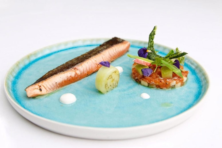 Tako so v jesenskem Tednu restavracij v gostilni Grabar postregli ožgano postrv, tatar postrvi, creme fraiche in fermentirano kumaro. 