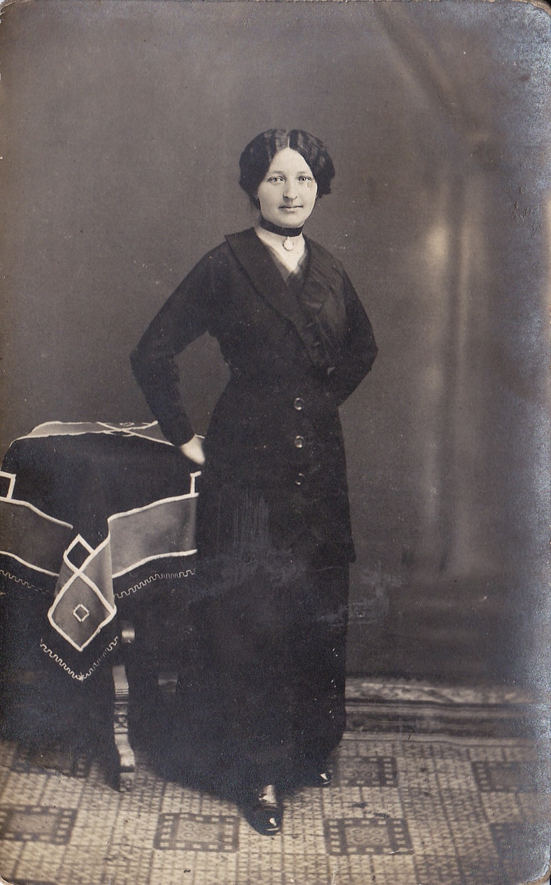 Iz Monoštra na neko bojišče je leta 1915 poslala svojo fotografijo in napisala - "Za spomin".