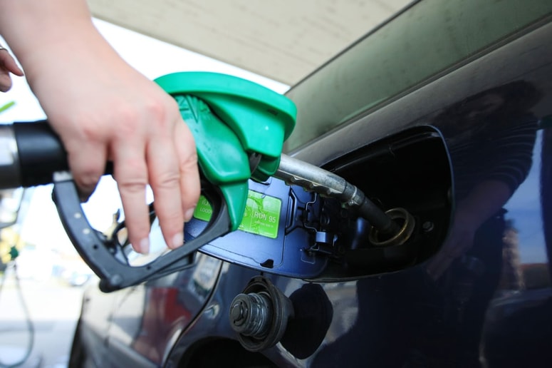 Da vas točenje goriva ne bo prepogosto udarilo po žepu, upoštevajte nekaj priporočil za varčno vožnjo. 