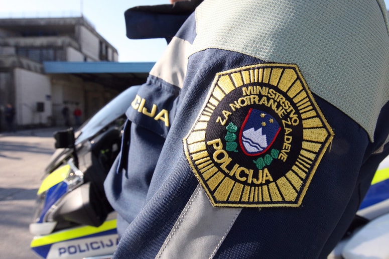 Glavna fotografija članka:Ste videli prometno nesrečo, v kateri se je poškodovala kolesarka? Policijo zanima mlajši pešec, ki je odšel s kraja