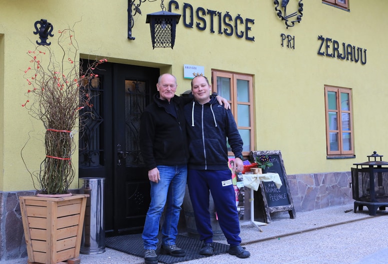 Glavna fotografija članka:(FOTO) Nekatere stvari so večne: Šampioni radi snedejo pohano piško