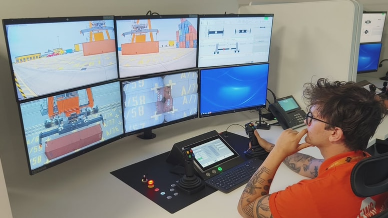 Velike žerjave upravljajo na daljavo iz kontrolne sobe preko mobilnega omrežja 5G.
 