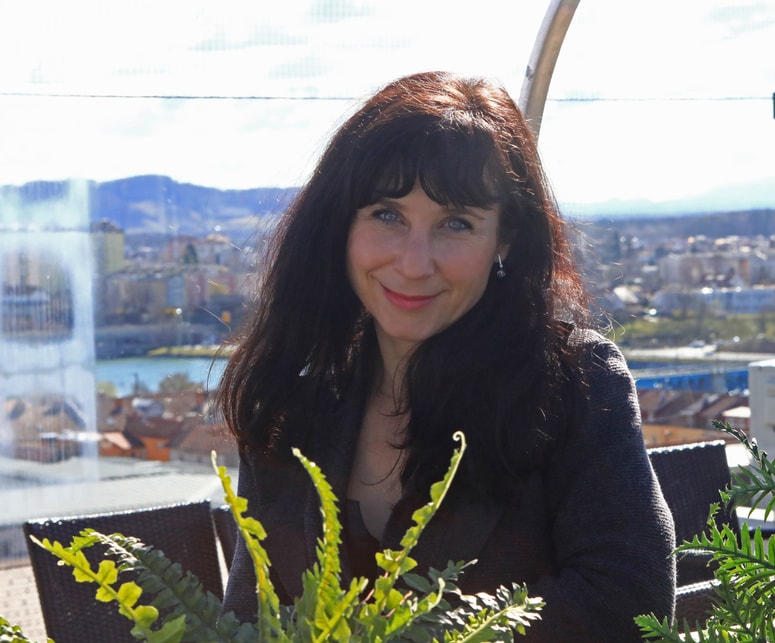 Matea Brečko, učiteljica baleta, pripravlja neprofitni dogodek s slovensko pesmijo. 