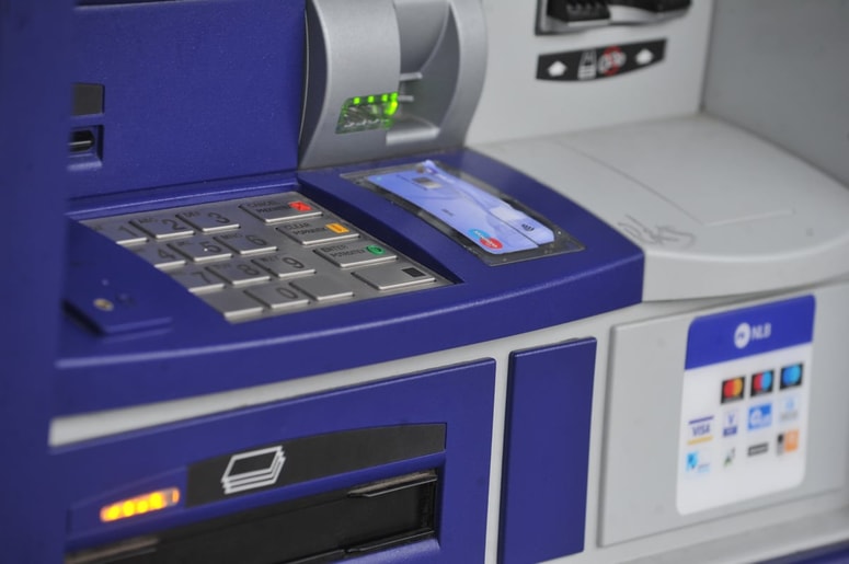 Glavna fotografija članka:Maribor: Policisti odvzeli prostost moškemu, ki je v bankomat vrgel ročno bombo