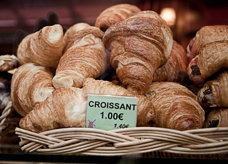 Na seznamu pregreh visoko kotira tudi pica iz dostave. Mastni siri, procesirane mesnine in belo testo ustvarijo obrok, ki zlahka preseže 800 kalorij na porcijo.